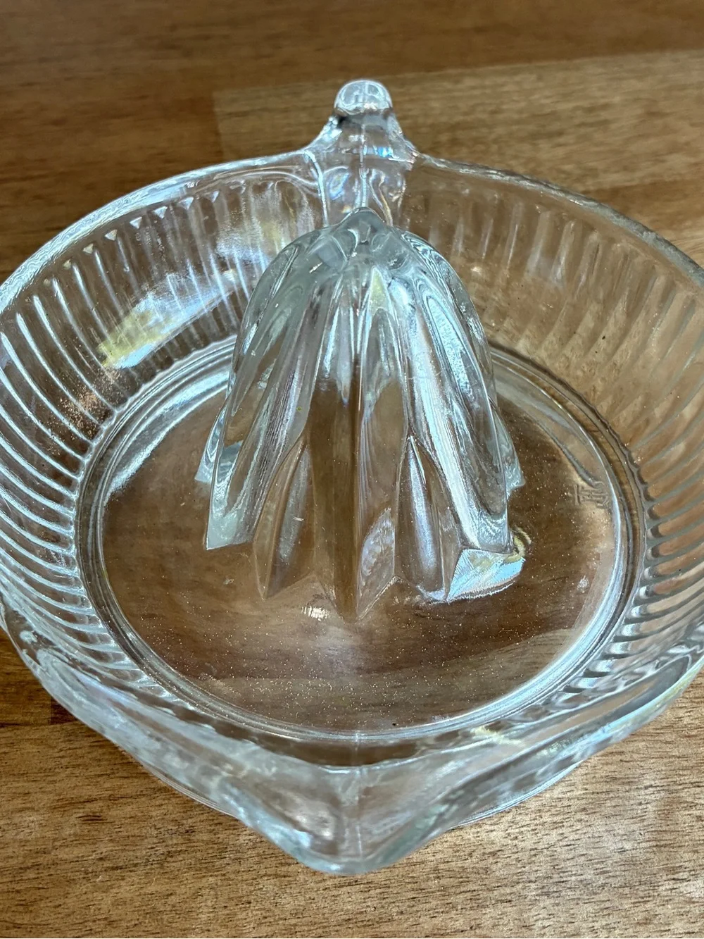 Clear Glass Citrus Juicer and Bowl - Classic Manual Reamer 8”